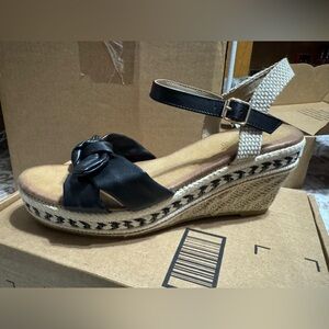 Elegant Black and Tan Wedge Sandals